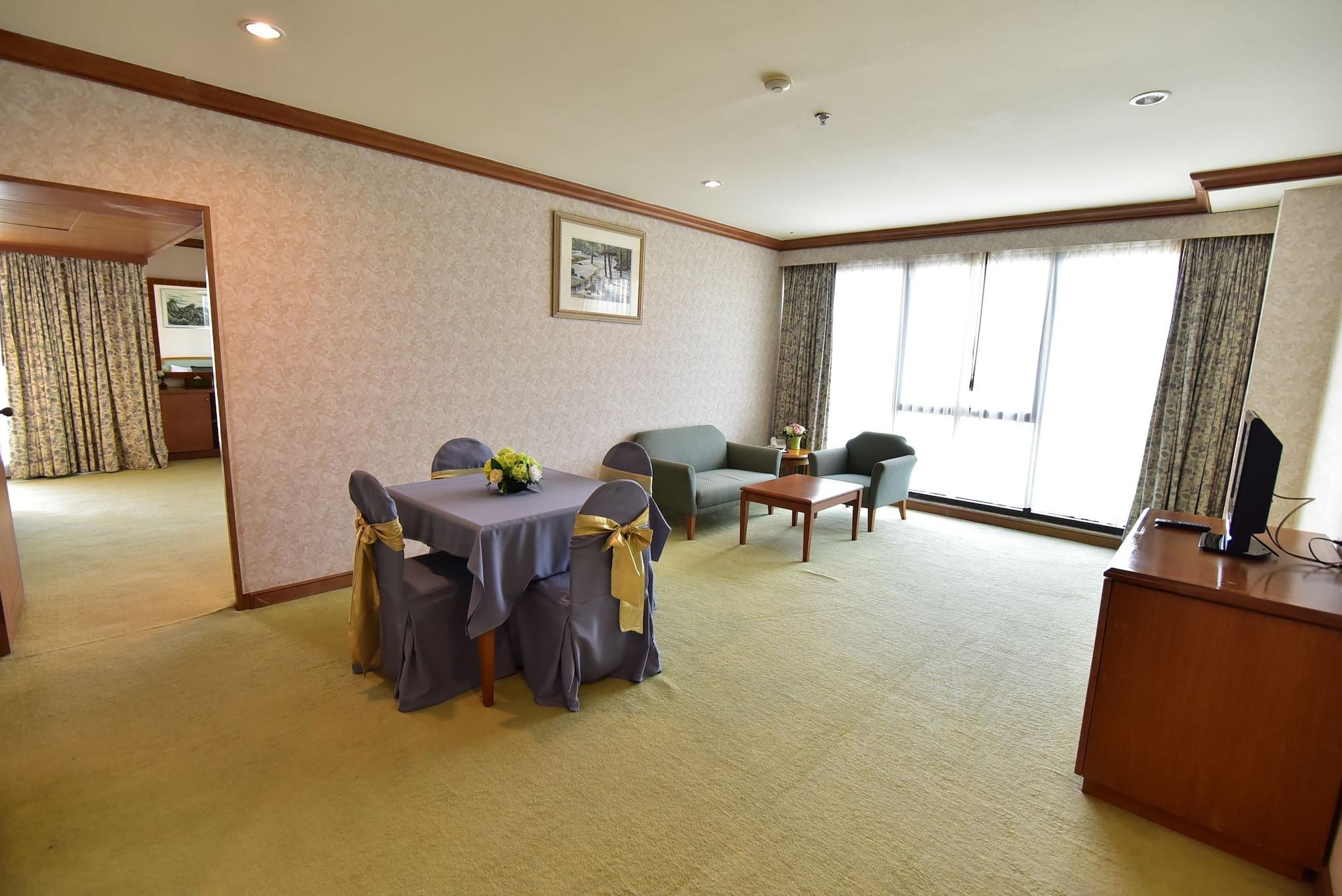 Thumrin Thana Hotel Trang Extérieur photo