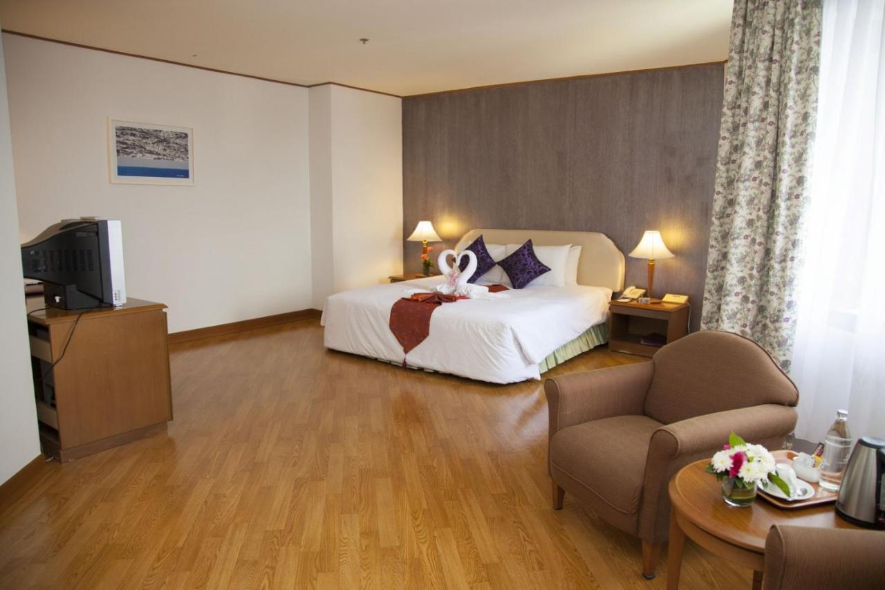 Thumrin Thana Hotel Trang Extérieur photo